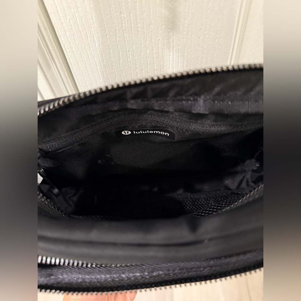Lululemon Everywhere Crossbody 3L Large
Metal Hardware in Black/gunmetal - Picture 4 of 6
